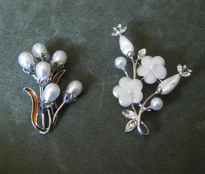 Alfinete / Broche / Pregadeira Flor de Perolas NOVO