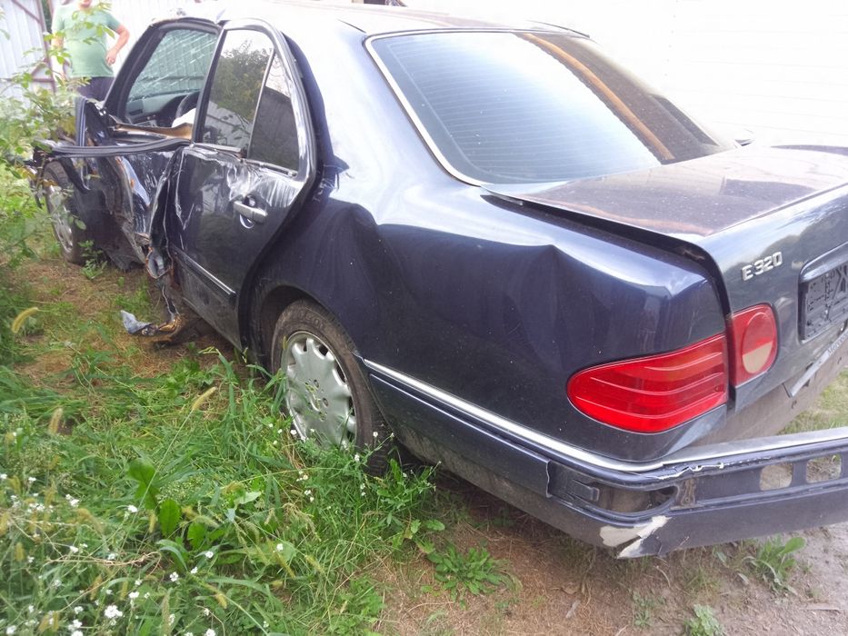 Продам Mercedes w 210 e320 после ДТП