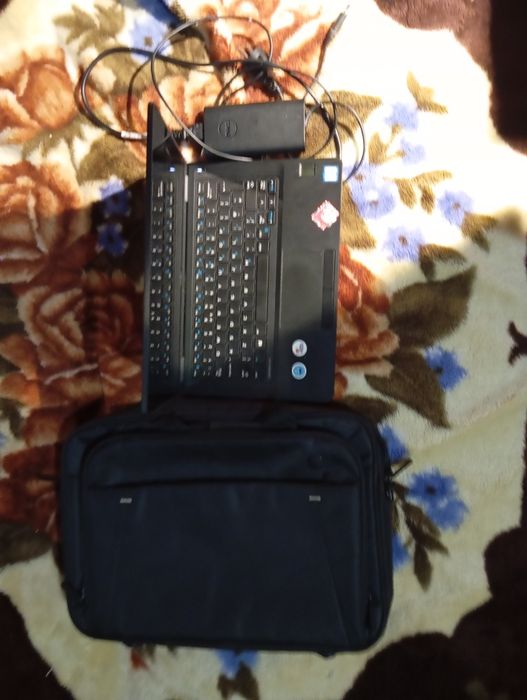 Laptop Dell E5270, zasilacz, torba.