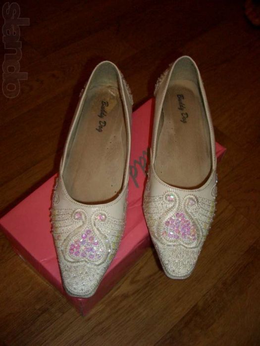 Белые туфли с бисером.