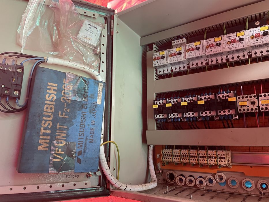 Skrzynka elektryczna ze sterownikami mitsubischi