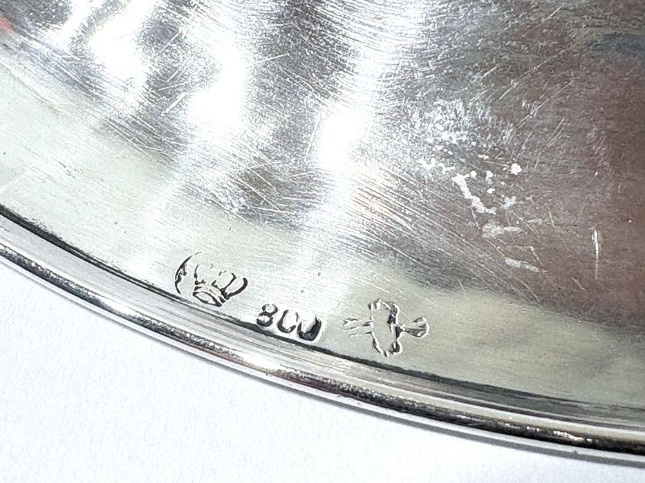 Magnífica antiga taça com pé em prata martelada alemã contrastada