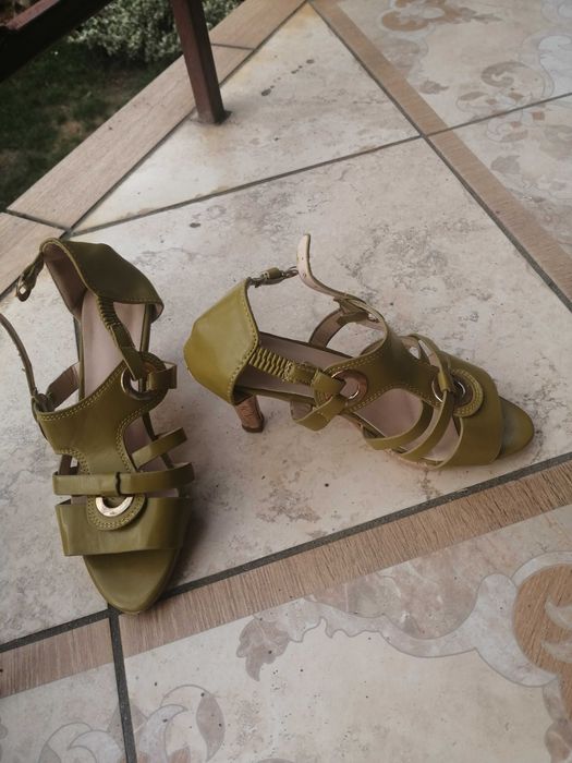 Sandały na obcasie 39