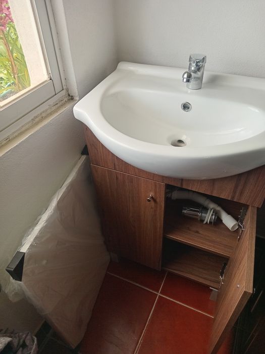 Vendo lavatório de casa de banho completo com um mês de uso