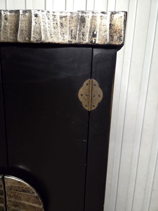 Armário preto com detalhes dourados