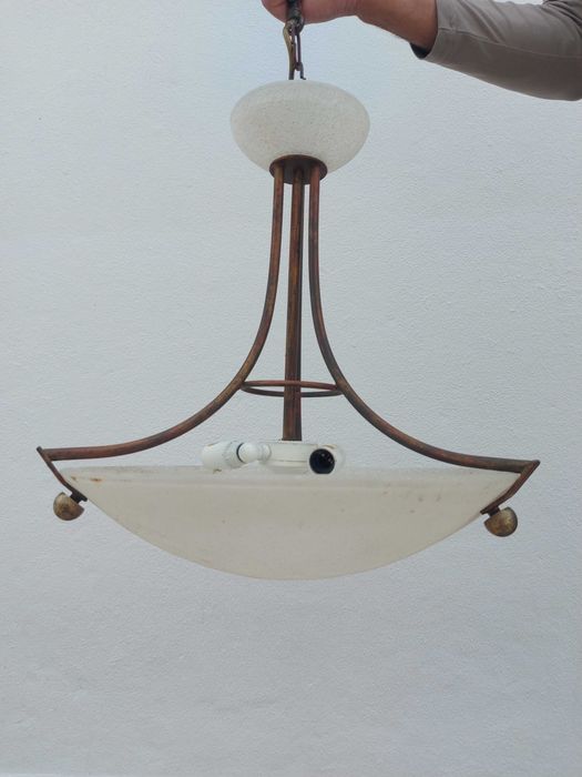 Lâmpada antiga de bronze com tela oval branca – Elegância clássica