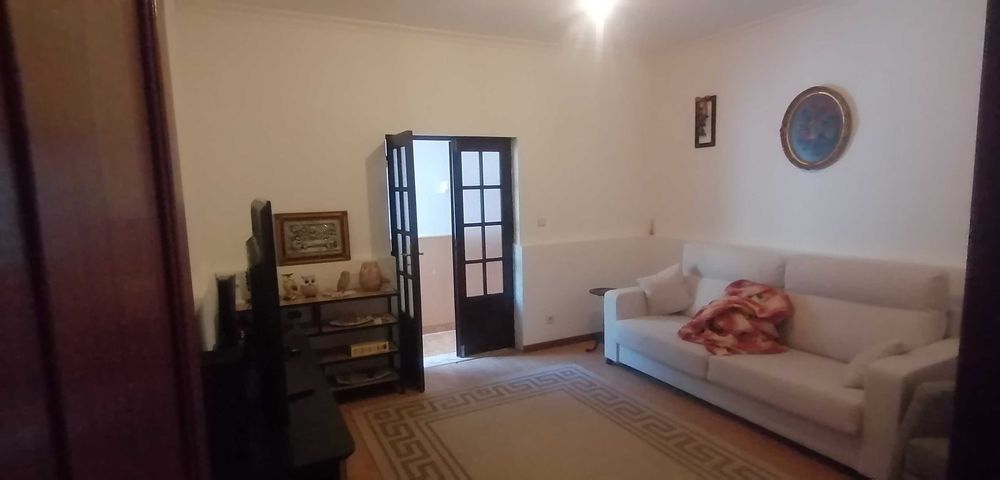 Pequena quinta, casa principal, um anexo e uma divisão externa extra.