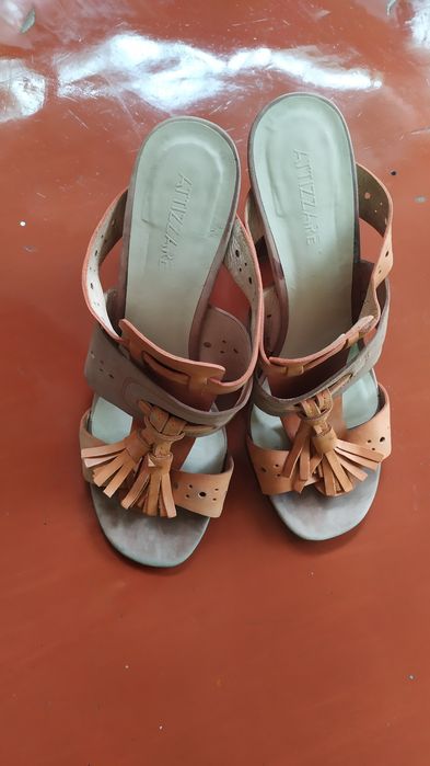 Кожаные босоножки женские