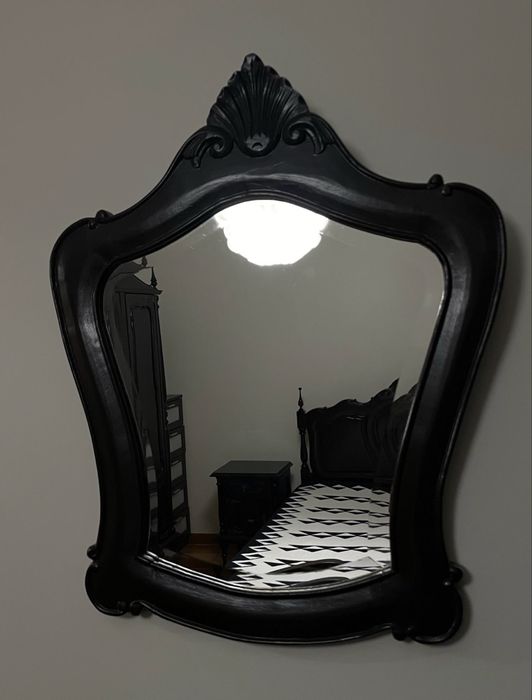 Mobília de quarto (cama, armário, cómoda, espelho, duas mesas de cabeceira)