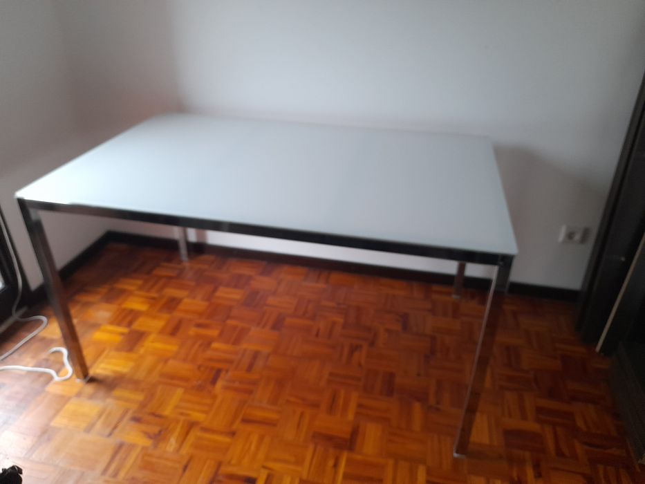 Mesa com tampo de vidro ( ikea )