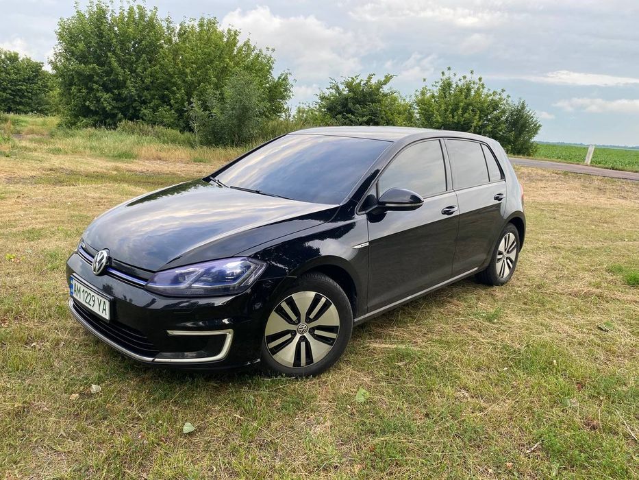 Продам Volkswagen e-Golf 2017
