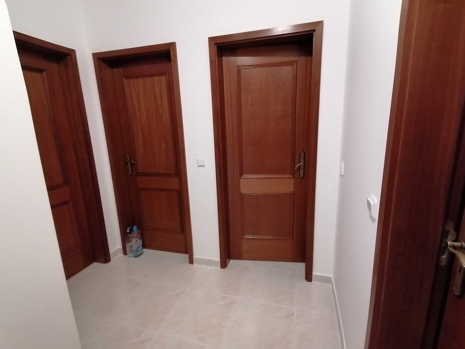 Arrenda-se quartos em apartamento T2 mobiliado ou apartamento na totalidade com todas condições mais ar condicionado em todos os quartos.