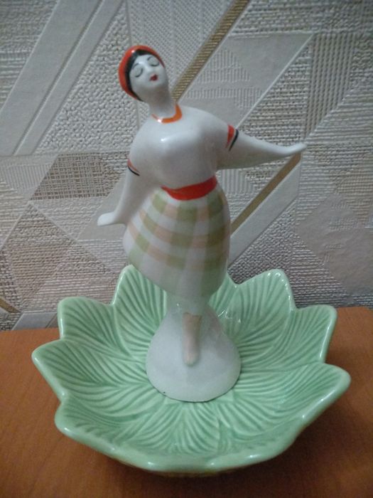 Украинский танец фарфоровая статуэтка плясунья