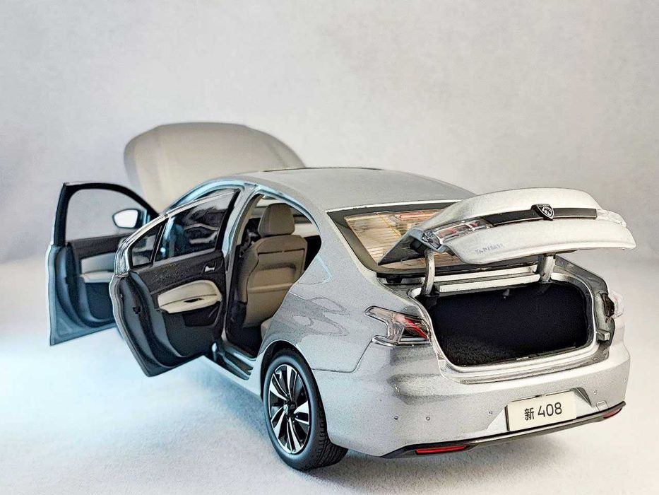 Модель 1:18 Peugeot 408
