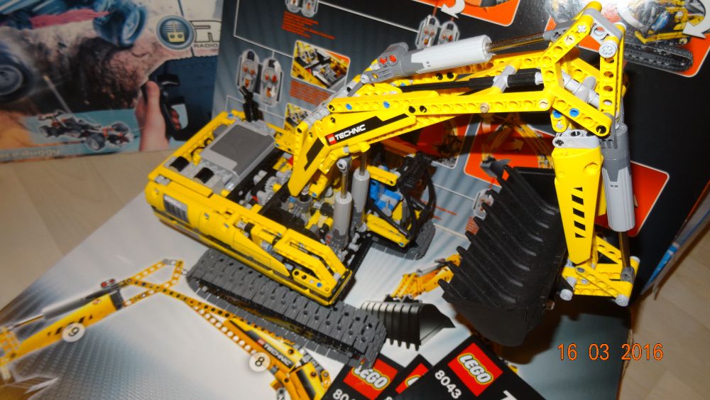 Lego Technic 8043 - Motorized Excavator - 2010r