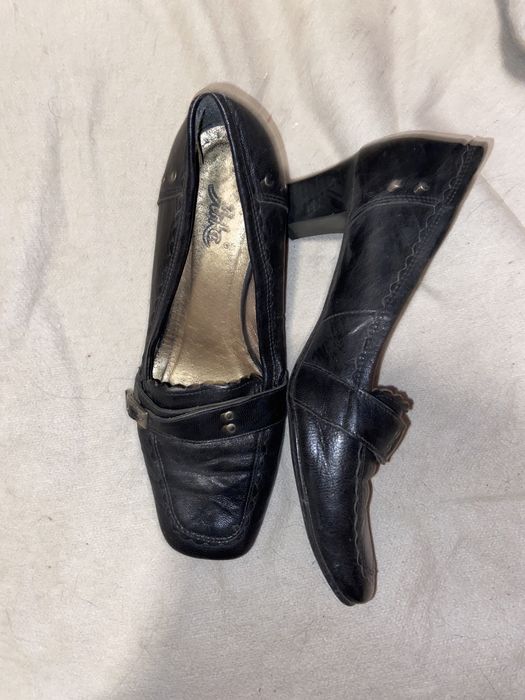 czarne buty na obcasie