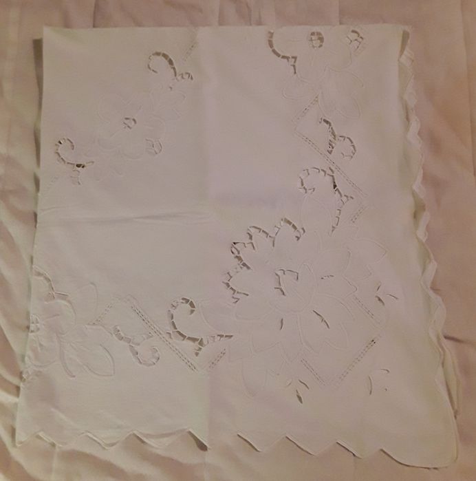 Antiga toalha de mesa pequena branca e bordada
