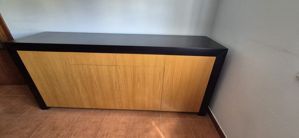 Mesa extensível fabricada em Paços de Ferreira,  de madeira maciça