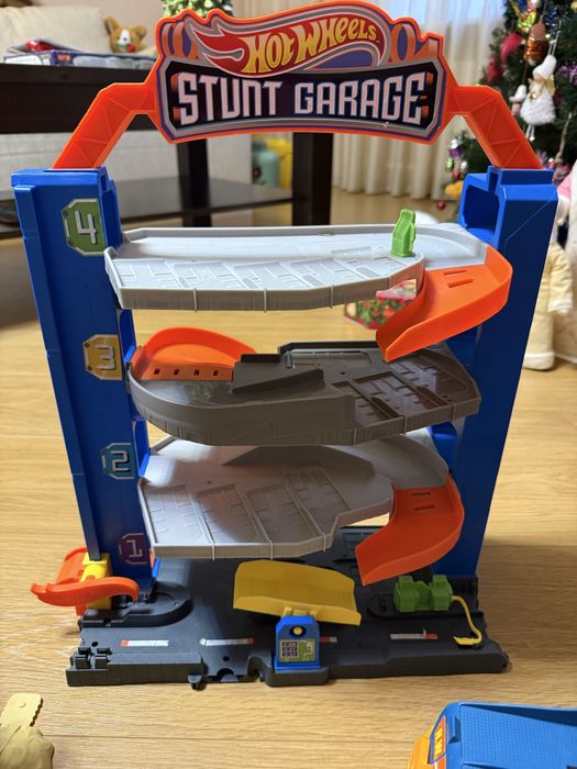 Ігровий набір Hot Wheels Гараж для трюків.
