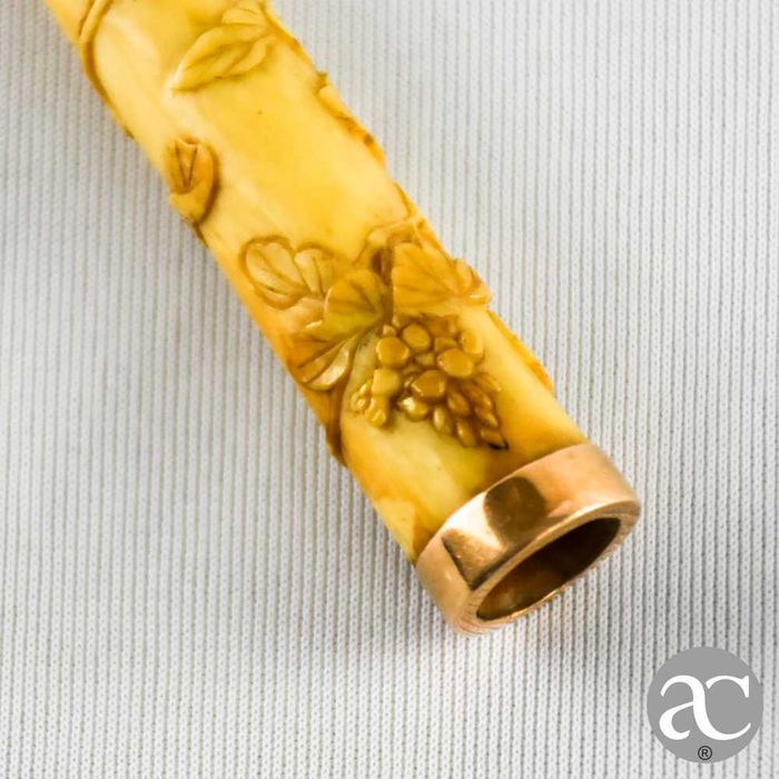 Antiga Boquilha em matéria nobre em relevo e ouro