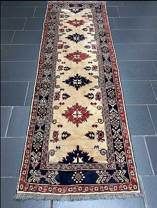 Tapete/Passadeira Oriental ZIEGLER, original do Paquistão, elaborado em lã sobre algodão, dimensões de 273cm x 86 cm