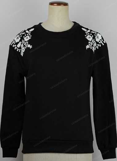 Sweatshirt preta com bordado de Viana feito à máquina