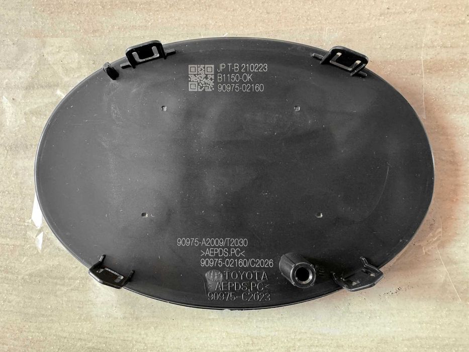 Эмблема значок Toyota Camry Highlander C-HR Mirai на решетку под радар