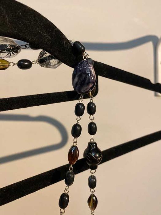 Colar preto de resina longo