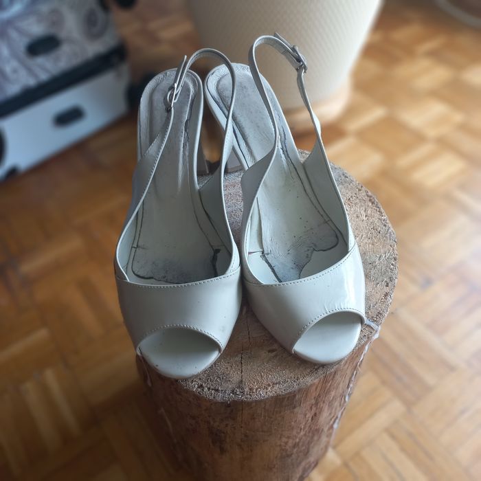 Buty skórkowe,  beżowe, na wysokim słupku, w dobrym stanie