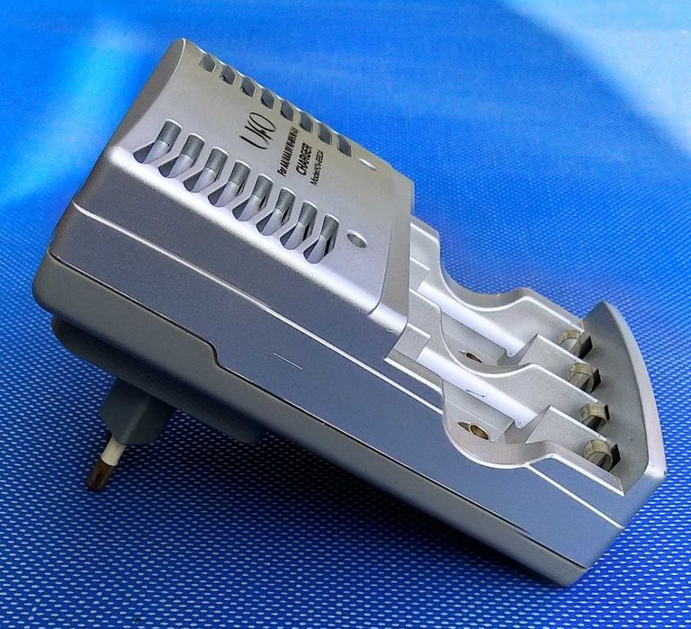 Зарядное устройство для NIMH-NiCd аккумуляторов UFO KN-990A