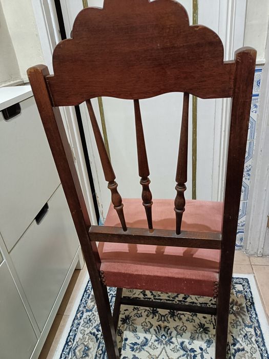 Cadeira de madeira, bonita, antiga, limpa, funcional ou decorativa