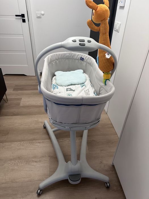 Łóżeczko Chicco Baby Hug plus materacyk i zabawki