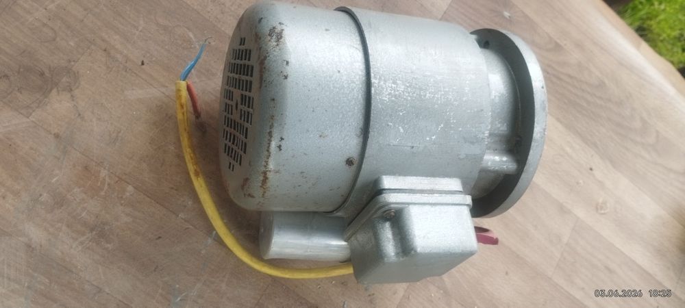 Продам два  електродвигуни робочі
