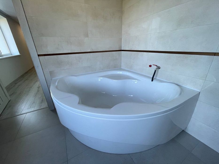 Просторий будинок, з великою земельною ділянкою, дмитро