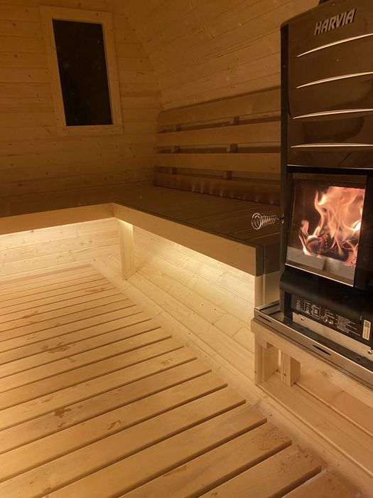 domek przy wyciągu narciarskim nad jeziorem, balia sauna okrągłe