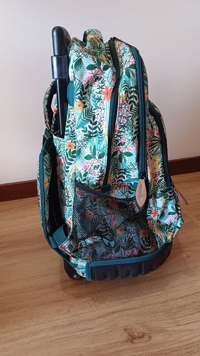 Mochila escolar com rodinhas e alça retrátil
Possui vários compartime