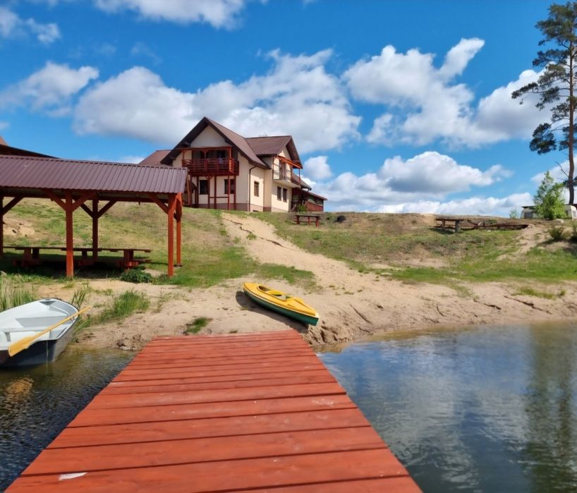 Wolne pokoje nad jeziorem. Rezerwacje lato 2026