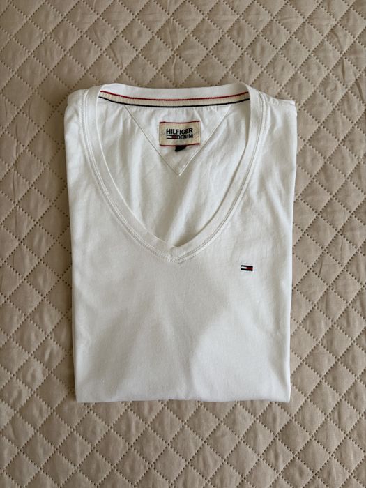 biała koszulka marki Tommy Hilfiger