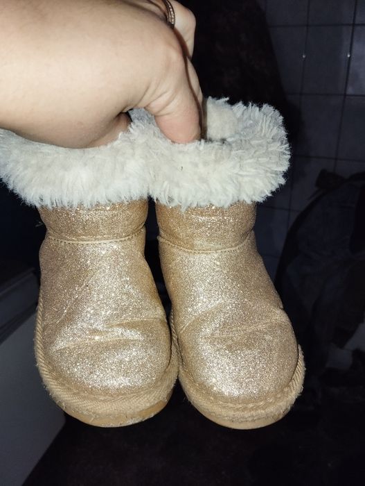 Уги для дівчинки