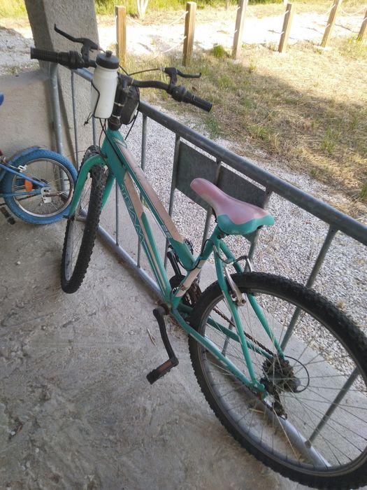 Três bicicletas usadas