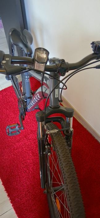 Bicicleta Rockrider ST100 em estado impecável, usada apenas 2-3 vezes. Está praticamente nova, sem riscos nem problemas.
Muito confortável, com suspen