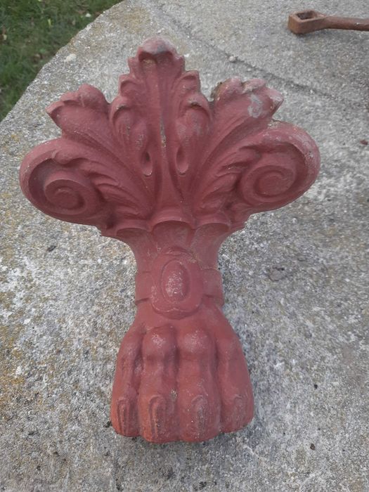 Dla kolekcjonera żeliwna łapa lwa