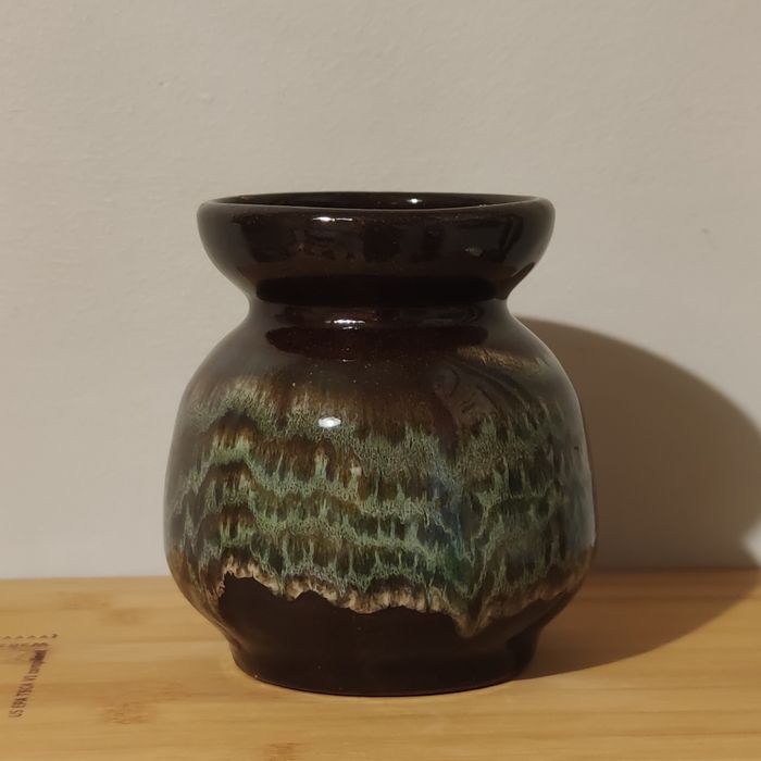 Wazonik ceramiczny.