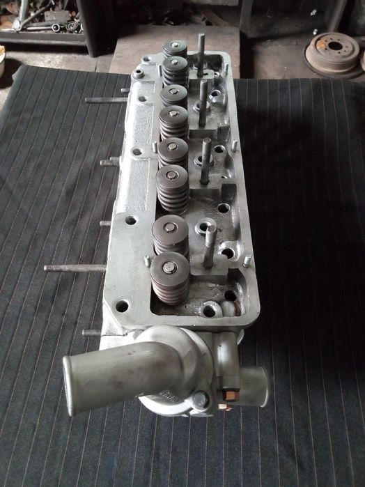 Продам головки на газ24 и 21,402 двигателя и другие запчасти.