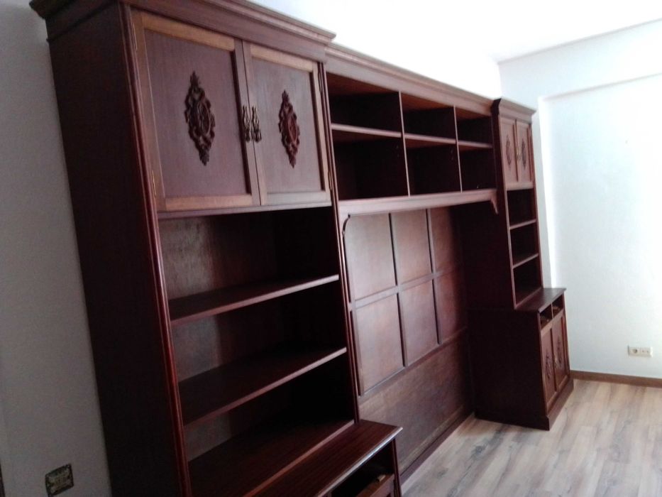 Móvel estante de sala em cor mogno.