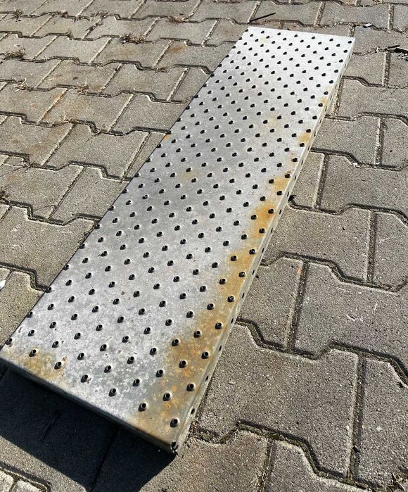 Stopień schodowy antypoślizgowy 100 cm do hal/fabryk/schody metalowe/stopień do schodów