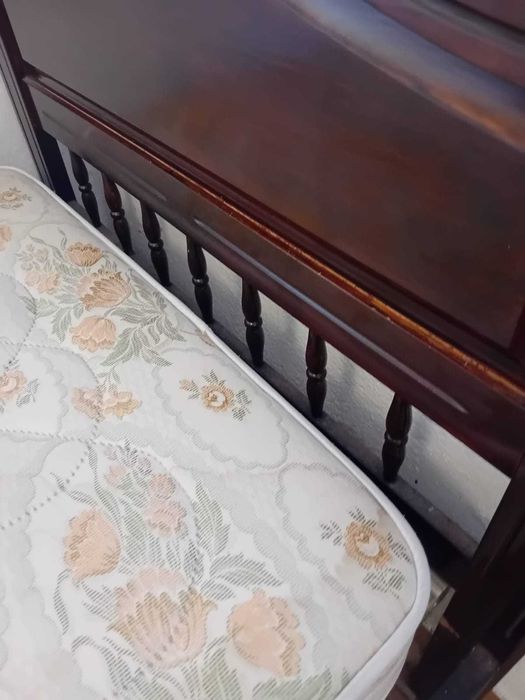 Cama de Solteiro em madeira com colchão de molas