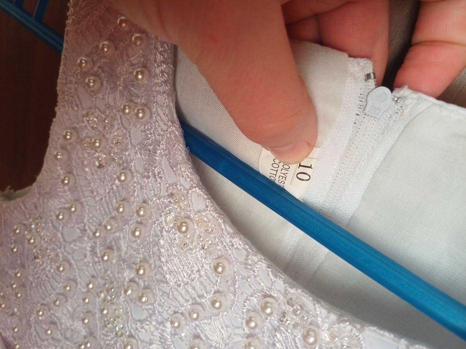 Плаття біле для дівчинки.