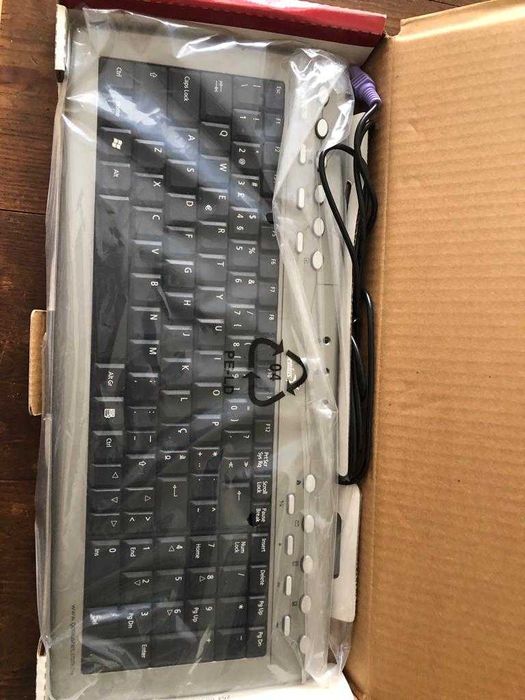 Vários teclados de computador usados