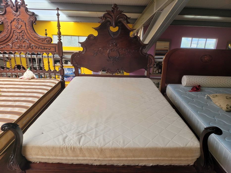 Cama antiga com estrado e colchão - Muito bom
